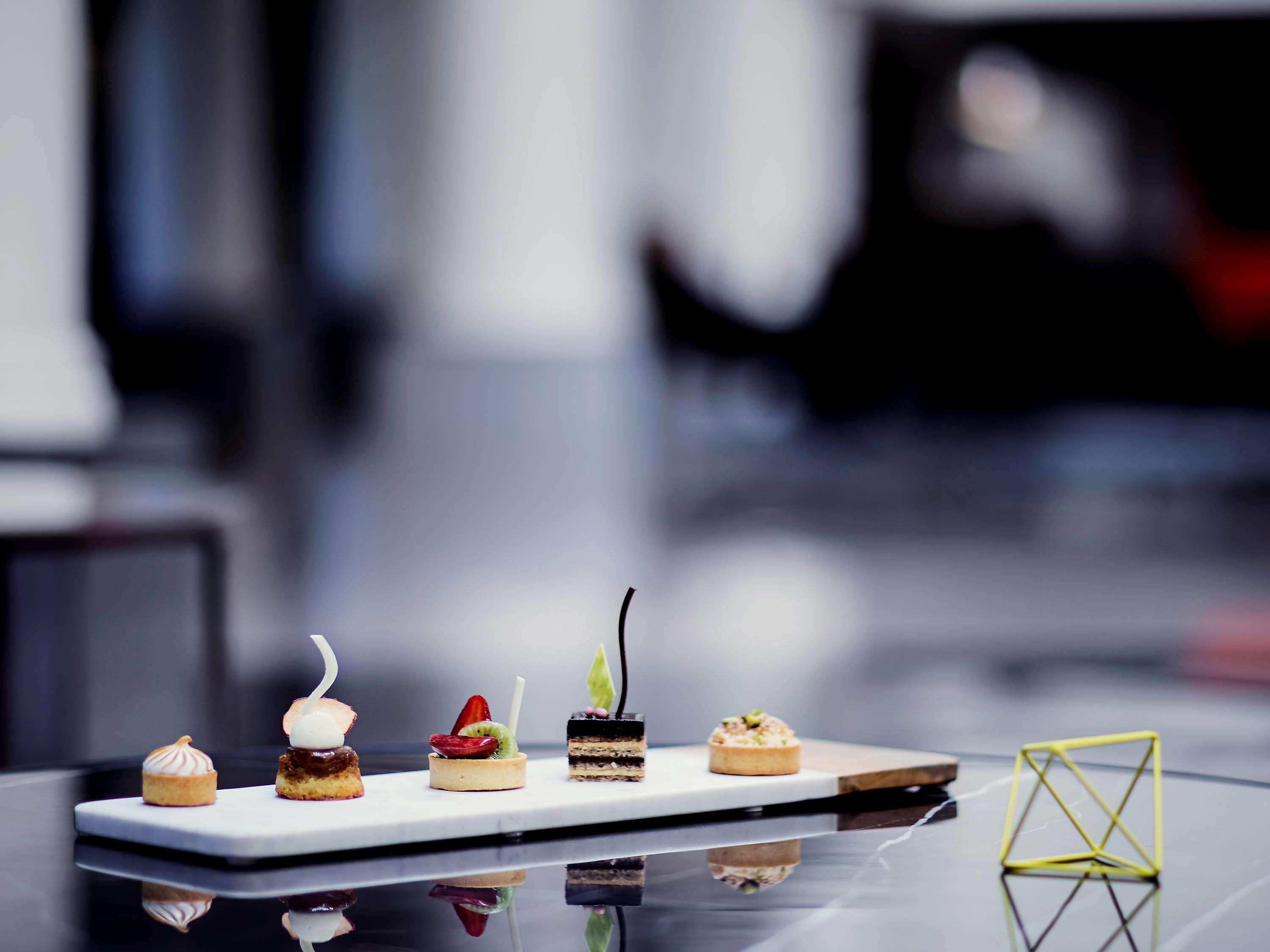 Pullman Melbourne Albert Park Kültér fotó A selection of desserts